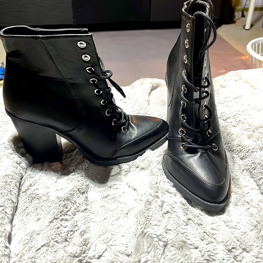 Black heeled boots